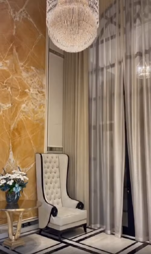 Phòng khách được trang hoàng lộng lẫy như khách sạn 5 sao. Ảnh: chụp màn hình