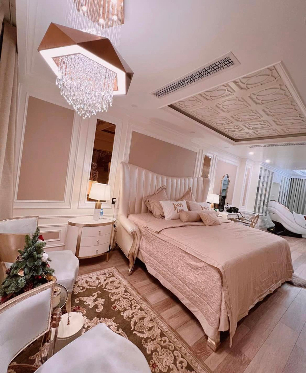 Trước đó, ca sĩ Lệ Quyên cũng chia sẻ hình ảnh phía trong phòng ngủ. Ảnh: FBNV