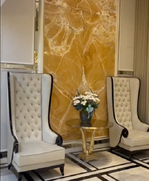 Chỉ hơn 10 giây ngắn ngủi nhưng đoạn video đủ để dân mạng chiêm ngưỡng được sự xa hoa, lộng lẫy và đậm chất "vương giả" trong phòng khách của Lệ Quyên. Ảnh chụp màn hình