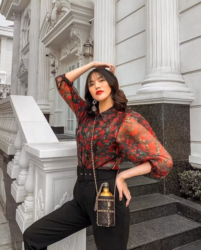 Trên mạng xã hội, Lan Khuê thường xuyên chia sẻ hình ảnh trong những bộ đồ hiệu thời trang xa xỉ, những chuyến du lịch đắt đỏ...Ảnh; FBNV