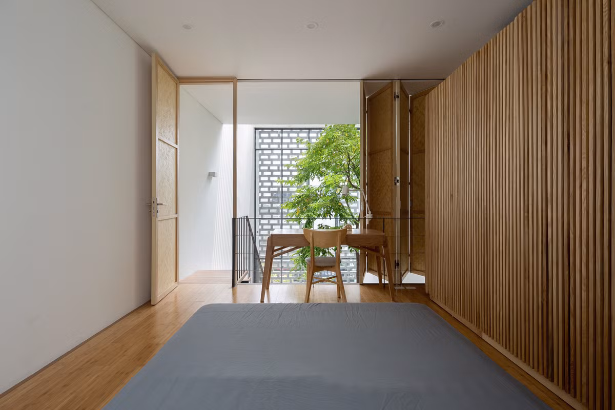 Phòng ngủ của hai con nằm phía trên khu vực chung chính, bên cạnh các khoảng trống, cho phép kết nối với các thành viên trong gia đình ở tầng dưới.