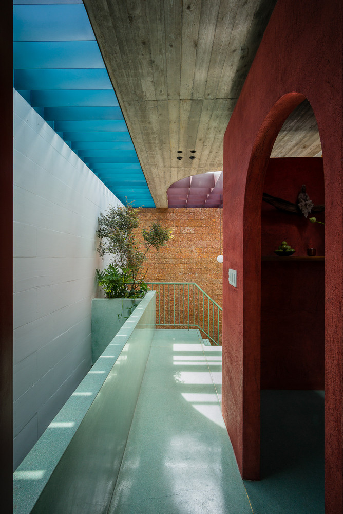 Không gian bên trong là sự tiếp nối tự nhiên với khu vực bên ngoài, tạo ra một hành trình nhỏ để trải nghiệm ngôi nhà phố vào các thời điểm khác nhau trong ngày.