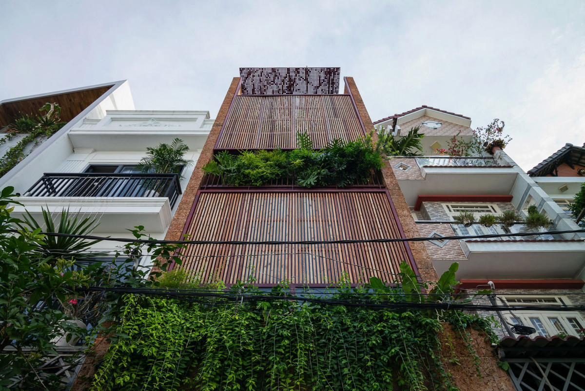 Mặt tiền với 8 cánh cửa trục xoay có thể đóng, mở linh hoạt khiến ngôi như như được hít thở, trao đổi.