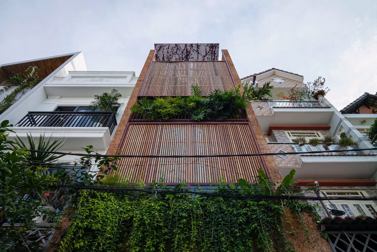 Mặt tiền với 8 cánh cửa trục xoay có thể đóng, mở linh hoạt khiến ngôi như như được hít thở, trao đổi.