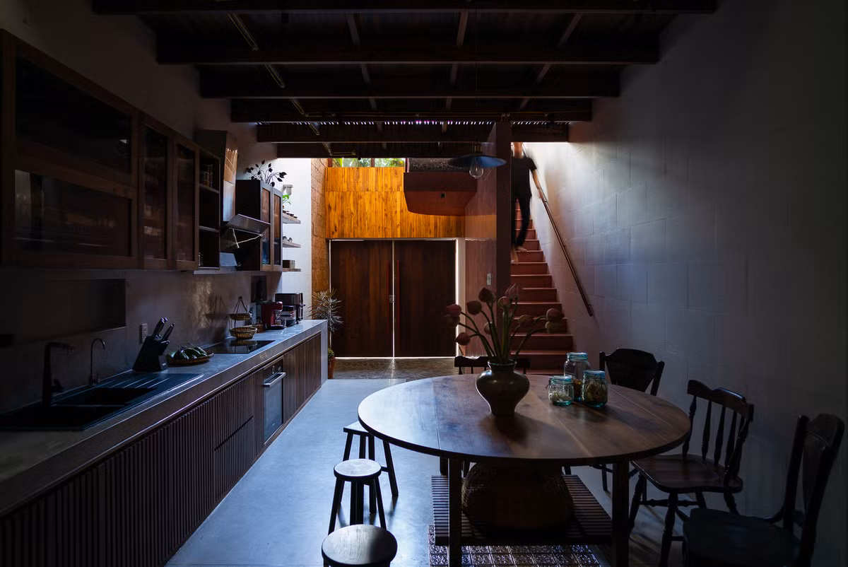 Nội thất xuyên suốt công trình có sự đồng nhất với màu nâu chủ đạo của gỗ.