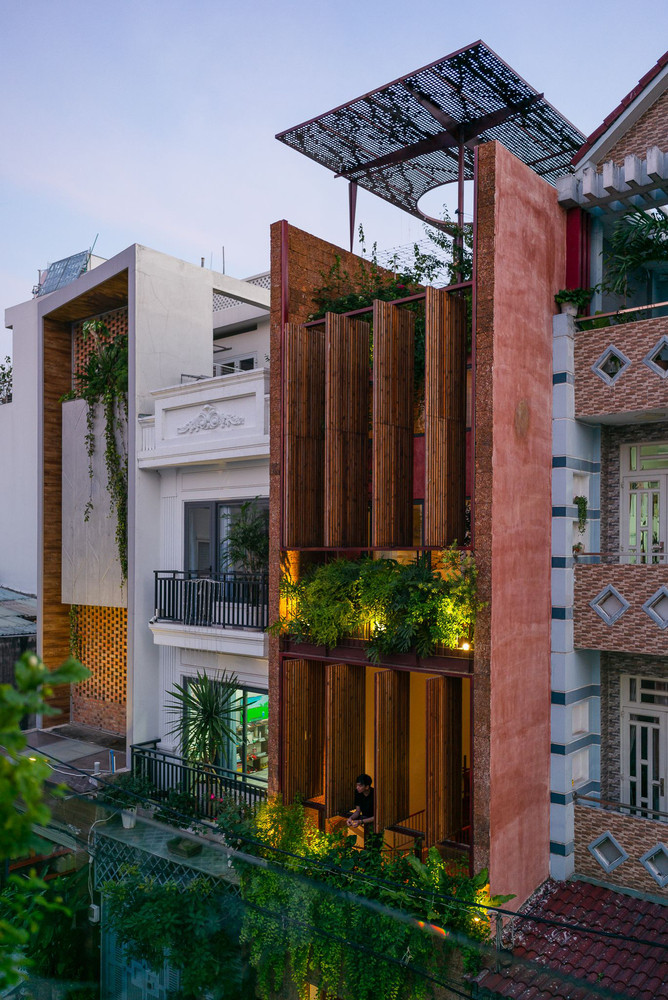 Điểm chung của các khu dân cư ngoại thành là các cụm khu công nghiệp, nhà xưởng vừa và nhỏ luôn tồn tại song song cùng với đời sống ở nhà đô thị. Các công trình khu vực này phải đối mặt với các vấn đề tiêu cực về môi trường sống như khói bụi, tiếng ồn...