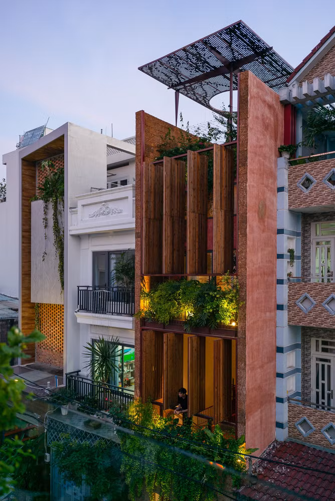 Điểm chung của các khu dân cư ngoại thành là các cụm khu công nghiệp, nhà xưởng vừa và nhỏ luôn tồn tại song song cùng với đời sống ở nhà đô thị. Các công trình khu vực này phải đối mặt với các vấn đề tiêu cực về môi trường sống như khói bụi, tiếng ồn...