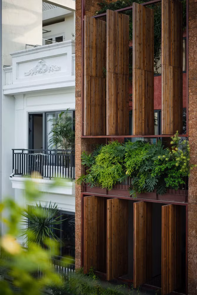 Hệ cửa này cũng điều tiết tốt các yếu tố khí hậu, môi trường như tiếng ồn, khói bụi, nắng mưa…