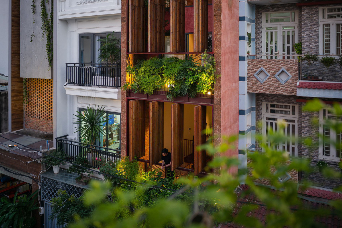 Thiết kế được lấy cảm hứng từ ngôn ngữ kiến trúc nhà ở truyền thống Trung bộ, một nét văn hóa thuần Việt, điểm xuyết thêm những đường nét hiện đại, đô thị.