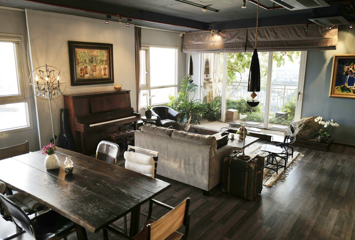 Tại Việt Nam, diva Hồng Nhung sở hữu căn hộ cao cấp hướng nhìn ra sông Sài Gòn thoáng đãng và rất lãng mạn.