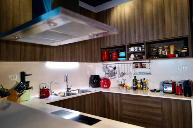 Bếp được trang bị đầy đủ thiết bị hiện đại với chất liệu đá, gỗ.