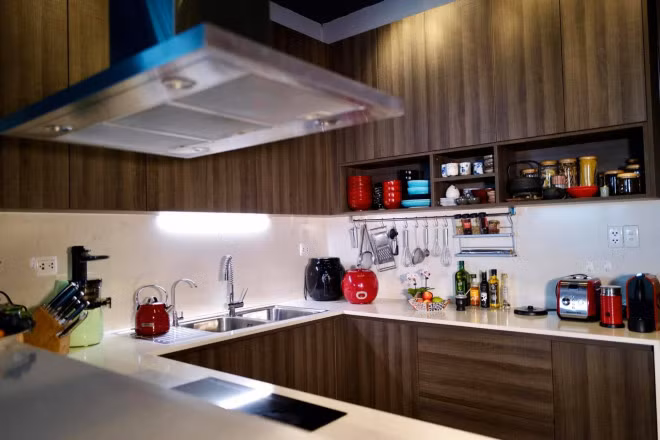 Bếp được trang bị đầy đủ thiết bị hiện đại với chất liệu đá, gỗ.