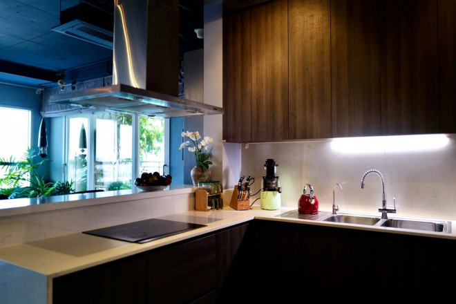 Bề mặt đá trắng hoặc đá ghi đều đã được xử lý mịn để dễ lau chùi và không bị ngấm nước, ố vàng.