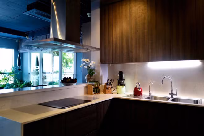 Bề mặt đá trắng hoặc đá ghi đều đã được xử lý mịn để dễ lau chùi và không bị ngấm nước, ố vàng.