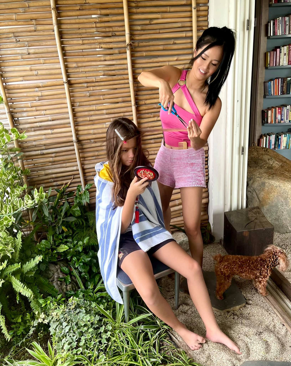 Là người yêu thiến nhiên nên ca sĩ Hồng Nhung tận dụng ban công để tạo nên khu vườn xanh tươi cho gia đình thư giãn.