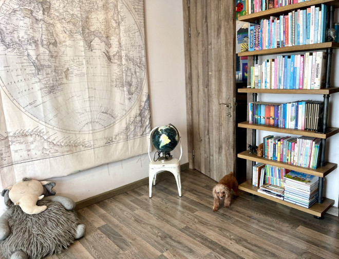 Phòng cho bé Tôm và Tép được trang bị khá nhiều sách, đồ chơi và thú nhồi bông xinh xắn. Nguồn ảnh: FBNV