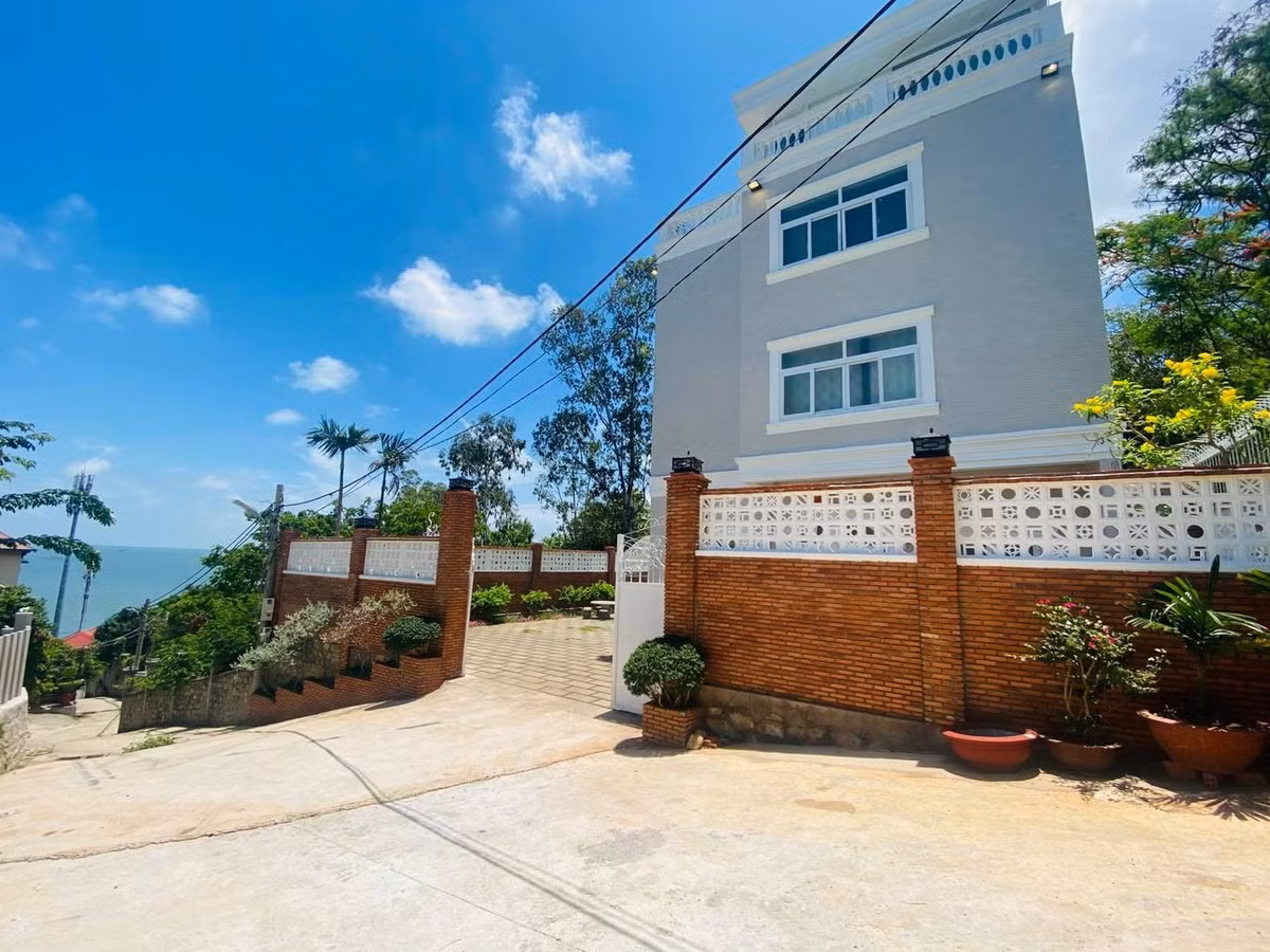 Tường rào xây bằng gạch đẹp không rời mắt.