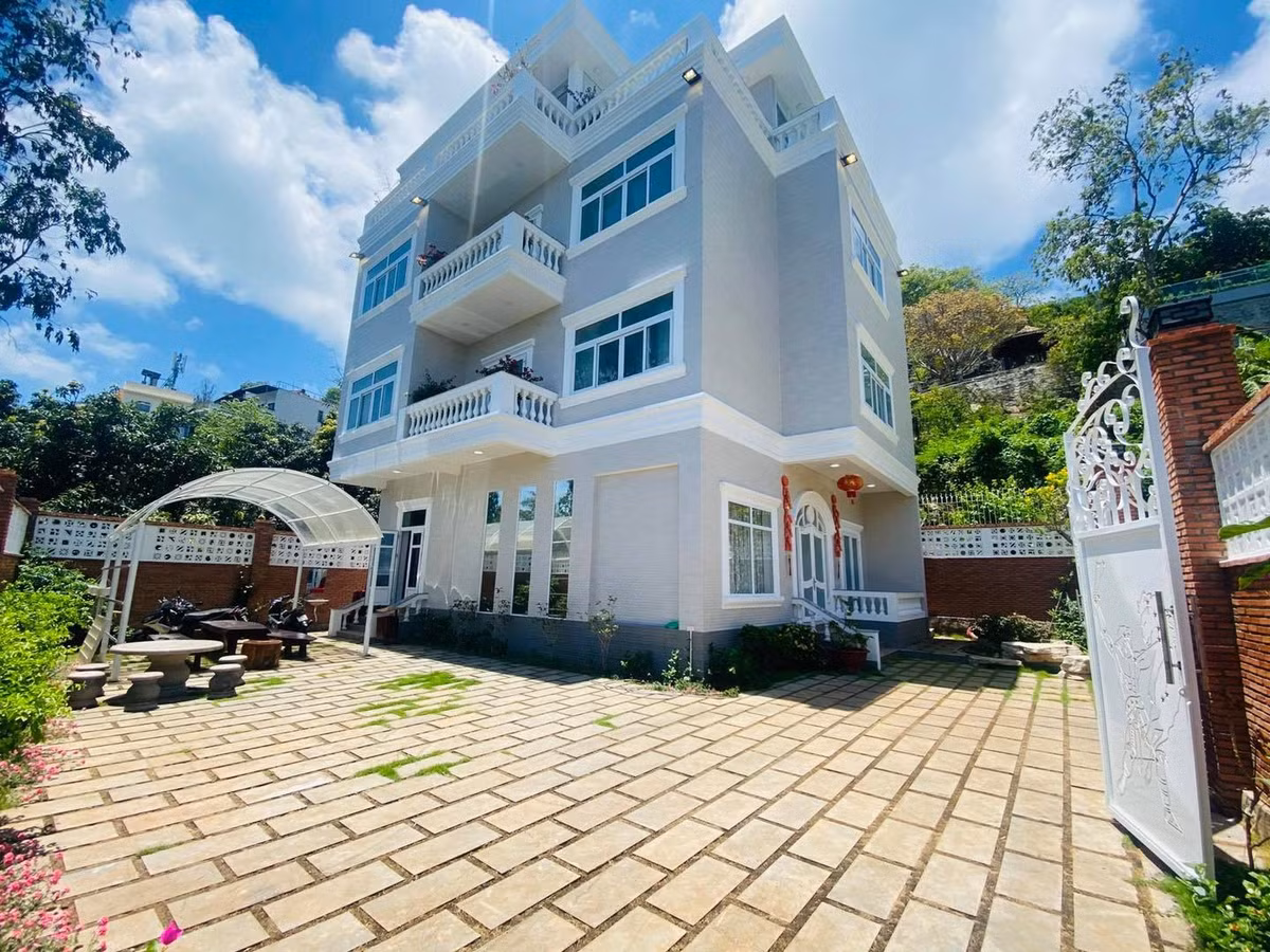 Đây là căn biệt thự có diện tích rộng gồm 7 phòng ngủ, 7 WC.