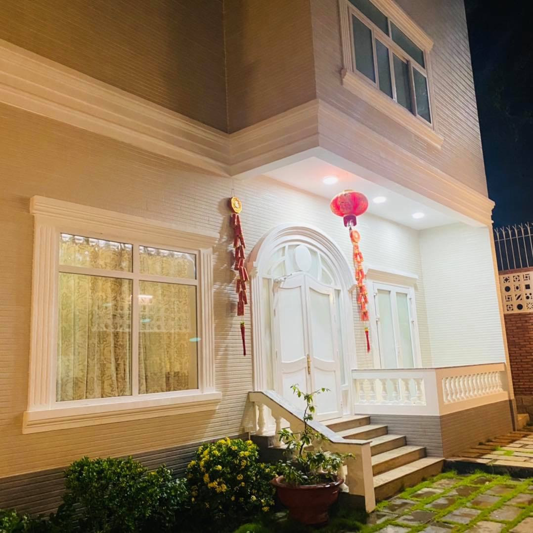 Trong nhà còn có 1 phòng karaoke giải trí, 2 phòng bếp đầy đủ vật dụng nấu ăn... và nhiều tiện ích khác.