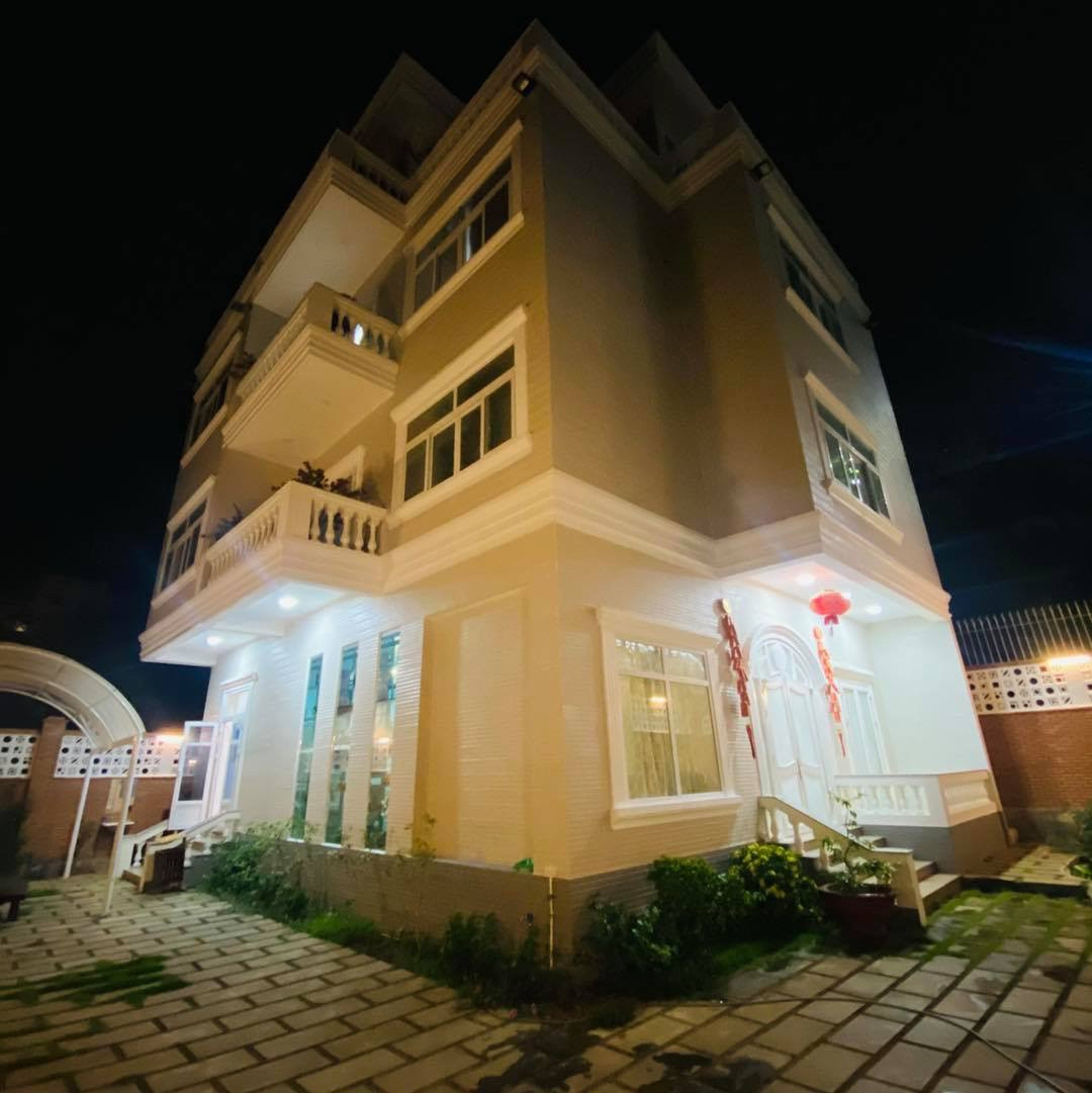 Ngôi nhà Lý Nhã Kỳ vừa rao bán lung linh hơn dưới ánh đèn vào buổi tối. Nguồn ảnh: FB Ly Nha Ky