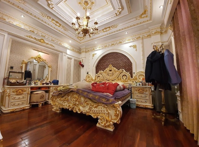 Ở các góc tường hay trên trần nhà đều được mạ vàng từ những lá vàng nguyên chất. Ảnh: Dân trí