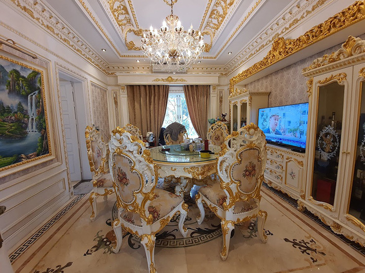 Trong phòng ăn, bộ bàn ghế cũng được dát vàng xa xỉ. Ảnh: Dân Việt