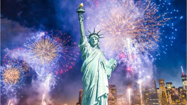 New York, Hoa Kỳ: Không nơi nào có thể vượt qua tiệc mừng năm mới tại địa điểm mang tính biểu tượng nhất của New York, đó là khoảnh khắc thả bóng ở quảng trường Thời Đại. Nhiều người tụ tập ở đây để chứng kiến quả cầu pha lê tuyệt đẹp bên bờ sông rơi vào lúc nửa đêm, cũng như màn pháo hoa đẹp mê hồn tại công viên trung tâm và bến cảng New York.