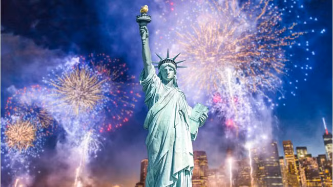 New York, Hoa Kỳ: Không nơi nào có thể vượt qua tiệc mừng năm mới tại địa điểm mang tính biểu tượng nhất của New York, đó là khoảnh khắc thả bóng ở quảng trường Thời Đại. Nhiều người tụ tập ở đây để chứng kiến quả cầu pha lê tuyệt đẹp bên bờ sông rơi vào lúc nửa đêm, cũng như màn pháo hoa đẹp mê hồn tại công viên trung tâm và bến cảng New York.