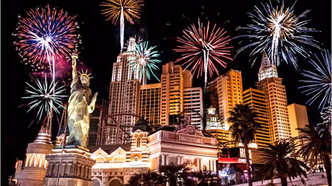 Las Vegas, Mỹ: Là một trong những điểm đến tiệc tùng nổi tiếng nhất trên thế giới, Las Vegas trở nên sống động hơn rất nhiều vào đêm Giao thừa với các sòng bạc sôi động, câu lạc bộ đêm, sự kiện khách sạn, màn pháo hoa mãn nhãn và đám đông cuồng nhiệt trong lễ mừng năm mới lớn diễn ra.