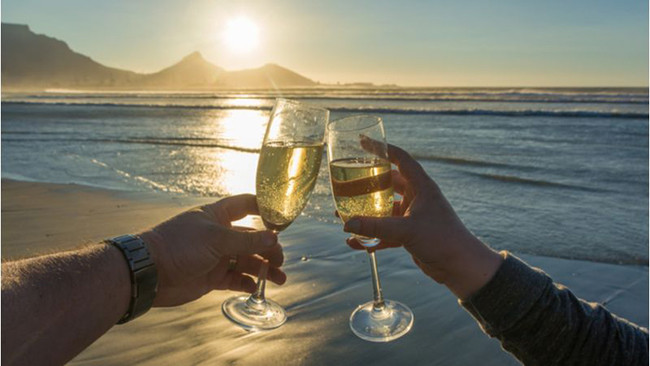 Cape Town, Nam Phi: Du khách sẽ bị mê hoặc bởi bầu không khí sôi động và náo nhiệt của thành phố Cape Town, một trong những địa điểm lý tưởng nhất để ghé qua dịp năm mới. Ban nhạc sống, quán ăn, lễ hội ... càng làm tăng không khí đón chào năm mới ở nơi đây.