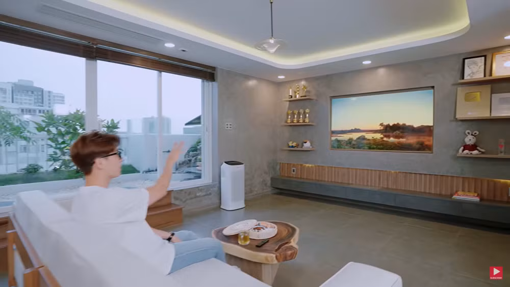 Căn hộ mới của Ngô Kiến Huy khá rộng, riêng phòng khách đã lên tới 50m2 với cửa kính và ban công lớn để đón ánh sáng tự nhiên. Ảnh chụp màn hình