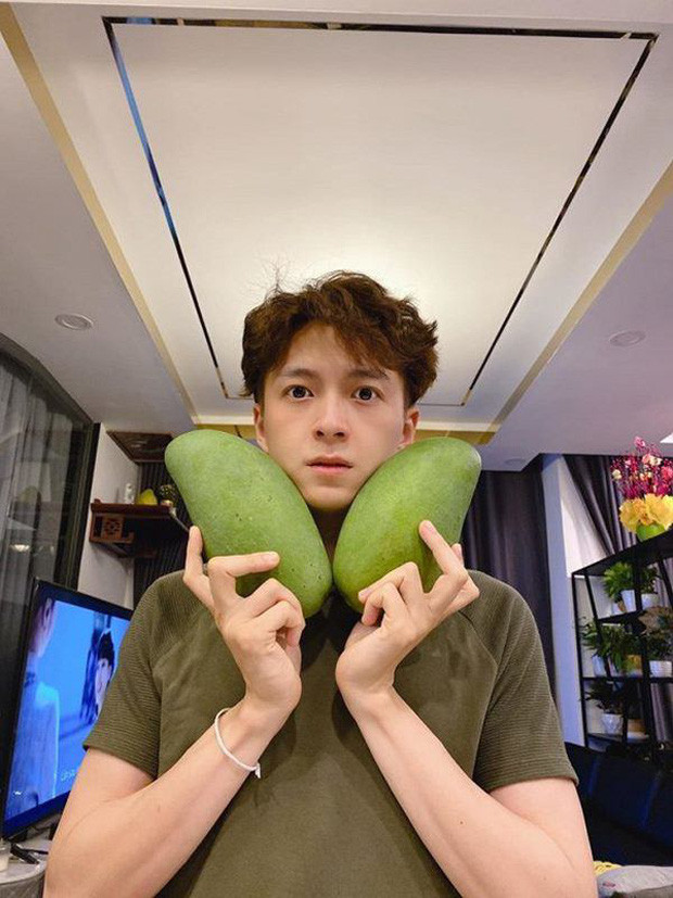 Nhà gồm có phòng khách, phòng bếp, phòng ngủ và có cả phòng thu âm. Ảnh: FBNV