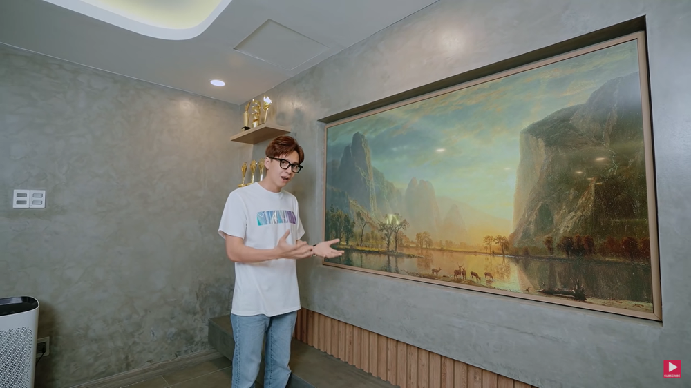 Màu sơn tường và nội thất cũng khá nam tính, ấm áp và cổ điển pha chút hiện đại. Ảnh chụp màn hình