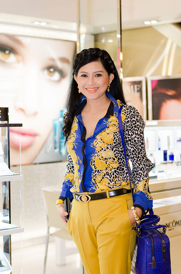 Mẹ của bà, một giáo viên đã dạy dỗ con cái rất nghiêm. Điều bà Thủy Tiên nhớ nhất trong lời dạy của mẹ là "phải làm việc cật lực mới có thể tồn tại được”. Nó đã giúp bà tôi luyện ý chí và nỗ lực không ngừng. Ảnh: Internet