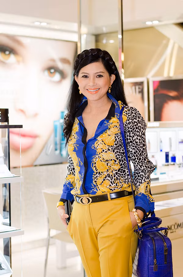 Mẹ của bà, một giáo viên đã dạy dỗ con cái rất nghiêm. Điều bà Thủy Tiên nhớ nhất trong lời dạy của mẹ là "phải làm việc cật lực mới có thể tồn tại được”. Nó đã giúp bà tôi luyện ý chí và nỗ lực không ngừng. Ảnh: Internet