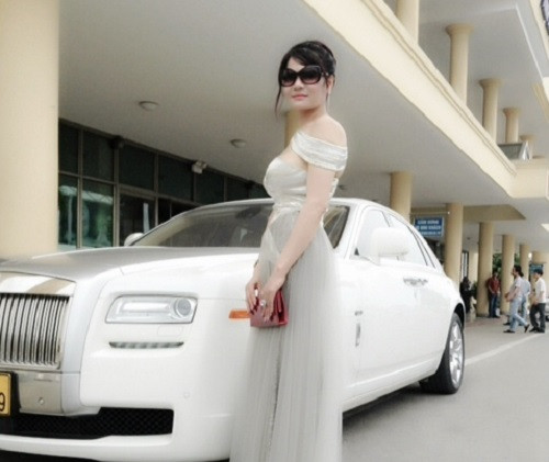 Từ năm 11 tuổi, bà bắt đầu kiếm tiền. Thời đó, cứ nửa ngày đi học, nửa ngày đi bán hàng. 16 tuổi, bà vào Sài Gòn học cắt may rồi sau này lấn sân sang kinh doanh. Ảnh: Vietnamnet