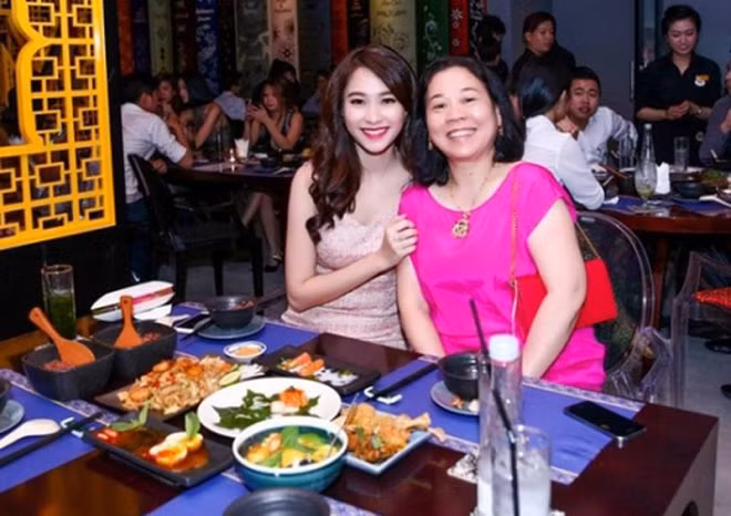 Trước khi có được thành công và sự nghiệp khổng lồ như hiện nay, ít ai biết nữ đại gia này từng trải qua những năm tháng thơ ấu cơ cực. Ảnh: Internet