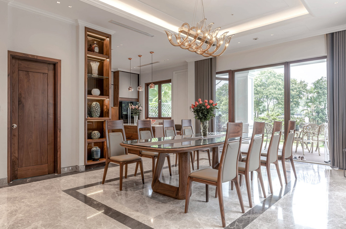 Bộ bàn ghế ăn kết hợp từ chất liệu da và gỗ tự nhiên. Từ đây, gia chủ có thể vừa thưởng thức bữa ăn vừa ngắm nhìn không gian thiên nhiên bên ngoài.