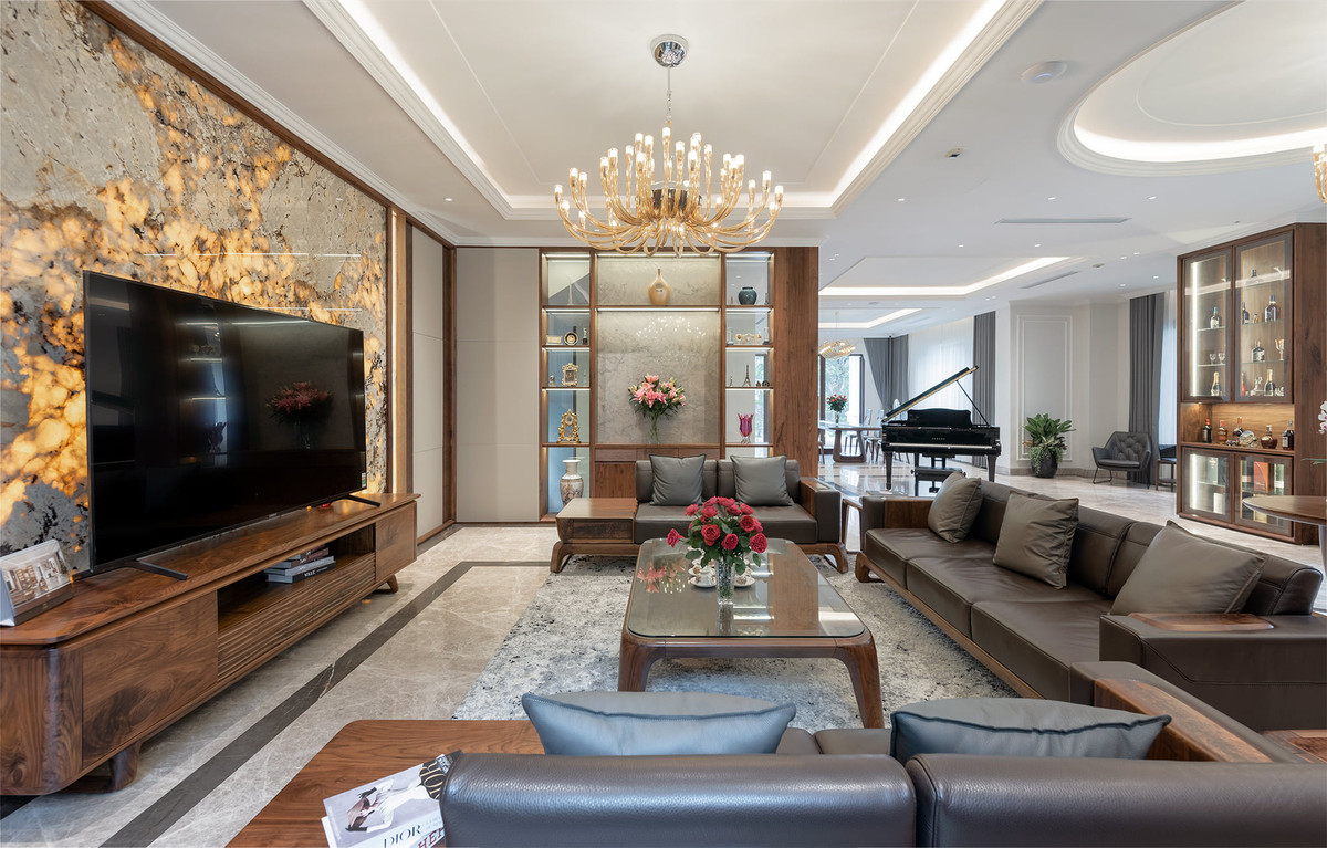 Phòng khách là không gian mở với những ô cửa kính lớn giúp đón nắng và gió trời.