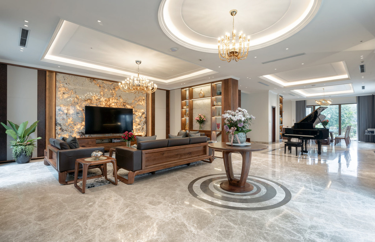 Điểm nhấn trong phòng khách là bức tường đèn đá phía sau ti vi tạo ra hiệu quả ánh sáng thú vị và giàu tính nghệ thuật.