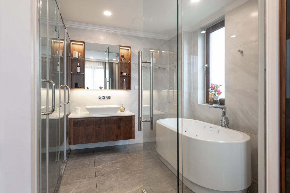 Nhà vệ sinh bao gồm các nội thất cao cấp như khách sạn.