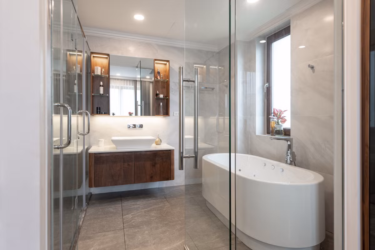 Nhà vệ sinh bao gồm các nội thất cao cấp như khách sạn.