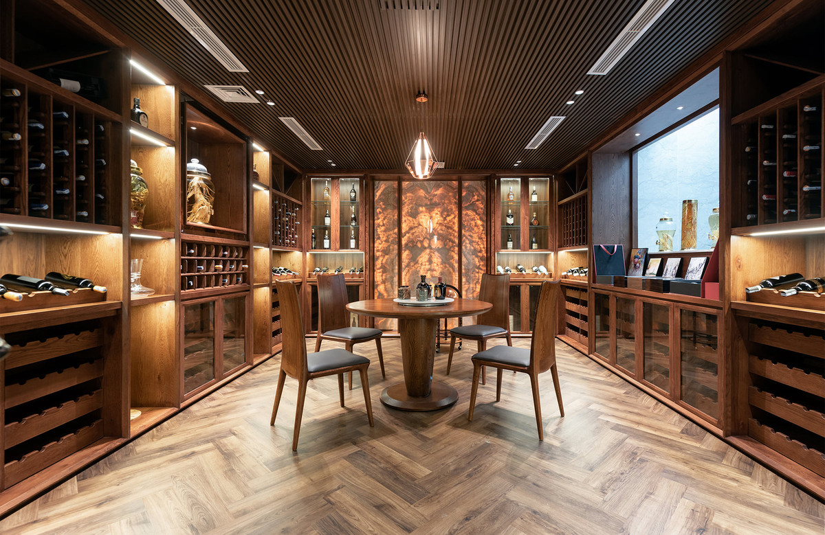 Đặc biệt, bên trong căn biệt thự còn có một hầm rượu thiết kê tựa như một quán bar. Nguồn ảnh: NhaF