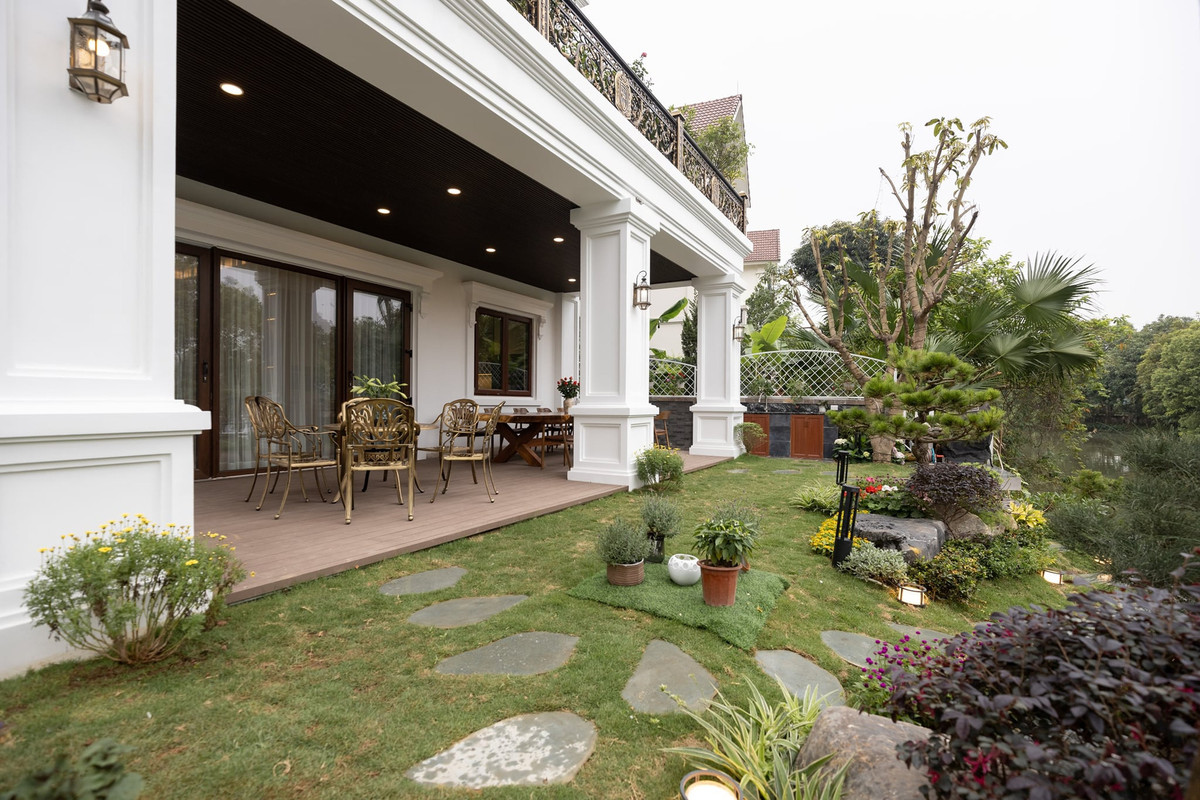 Đi qua căn bếp ra phía ngoài là không gian thư giãn ngoài trời của các thành viên trong gia đình.