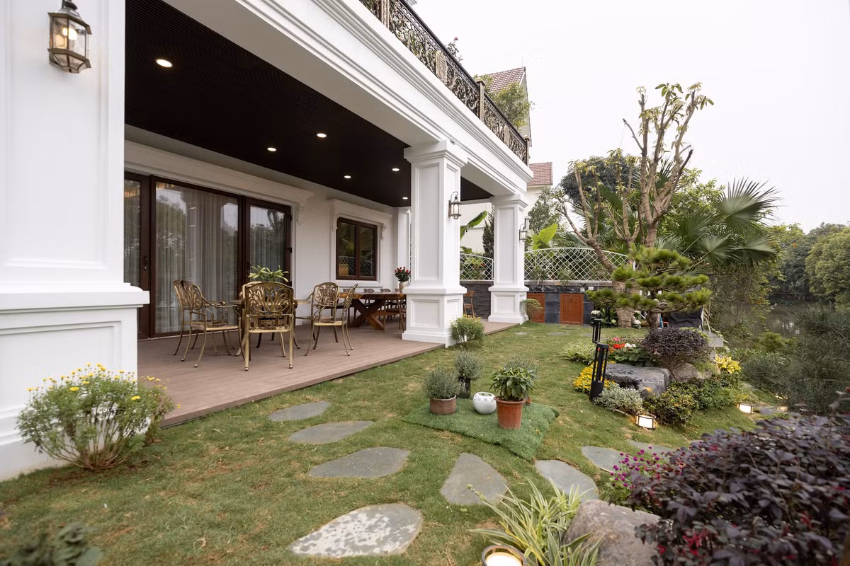 Đi qua căn bếp ra phía ngoài là không gian thư giãn ngoài trời của các thành viên trong gia đình.