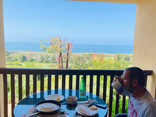 Từ ban công nhà nữ ca sĩ có thể nhìn thẳng ra bãi biển. Nguồn ảnh; FBNV