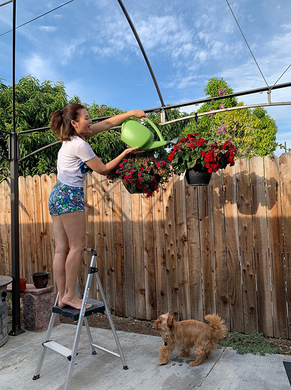 Ngọc Anh dành nhiều thời gian để chăm sóc cây cối trong vườn.