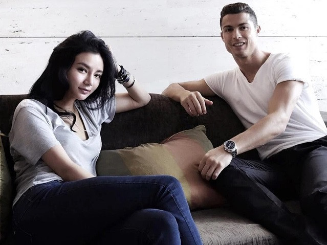 Sinh ra trong gia đình "trâm anh thế phiệt", ái nữ 9X có cơ hội gặp gỡ nhiều ngôi sao nổi tiếng như nhóm nhạc Big Bang (Hàn Quốc), David Beckham, Cristiano Ronaldo...Ảnh: @kimlimhl.