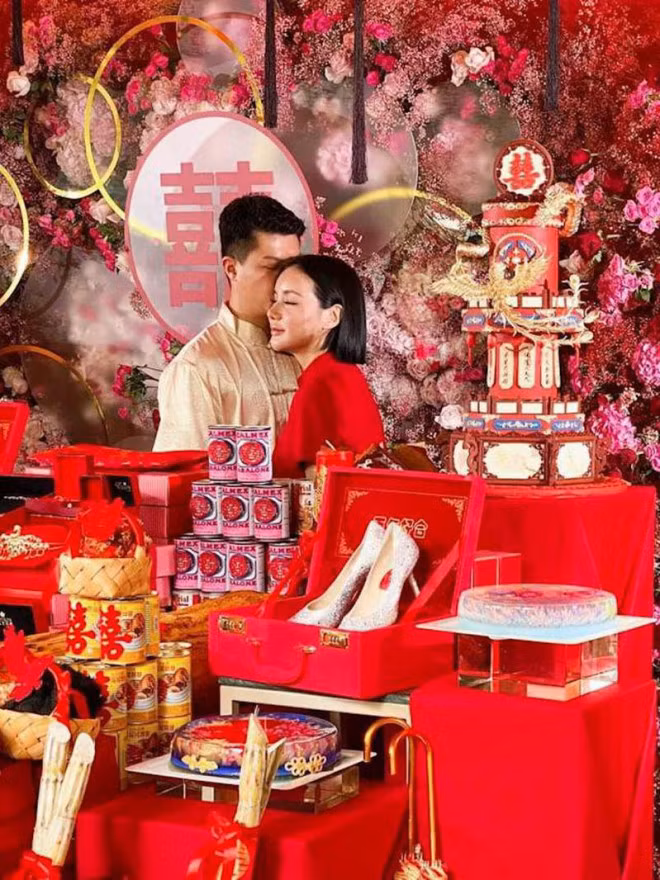 Trước đó, tại lễ ăn hỏi cực kỳ xa hoa, vị hôn phu tặng Kim Lim các sính lễ trị giá khoảng 2 triệu SGD (1,5 triệu USD), bao gồm 15 thỏi vàng, 8 cặp vòng tay rồng phượng cỡ lớn, 2 dây chuyền vàng, nhẫn và hoa tai bằng vàng đồng, 2 túi Hermès, 1 cặp đồng hồ Rolex và giày Jimmy Choo. Ảnh: IGNV