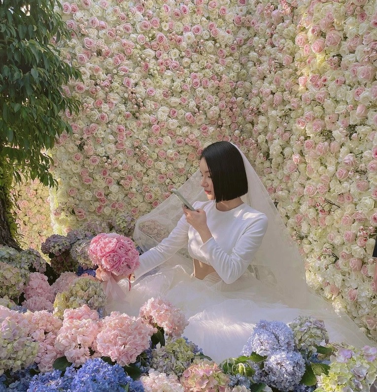 Sau đám cưới, cặp vợ chồng đã tặng 100 bao gạo cho tổ chức từ thiện Animal Lovers League. Ảnh: IGNV